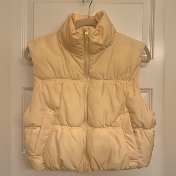 H&M Jackets & Blazers - H&M Divided Women’s Puffer Vest in Pale Yellow, Size Small